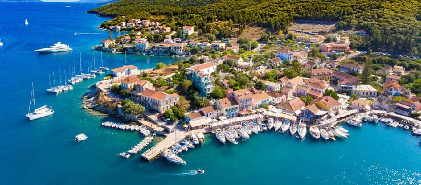 Κεφαλονιά: Ιστιοφόρο «τυλίχθηκε» σε φλόγες (βίντεο)